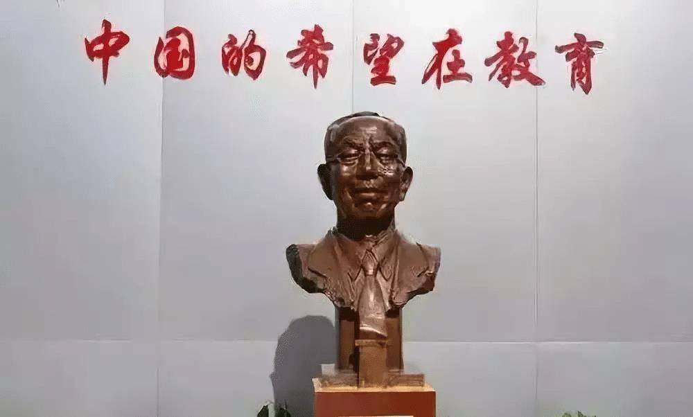 在大陆捐建数百所学校一生简朴不铺张龙8头号玩家他是香港商界传奇人物