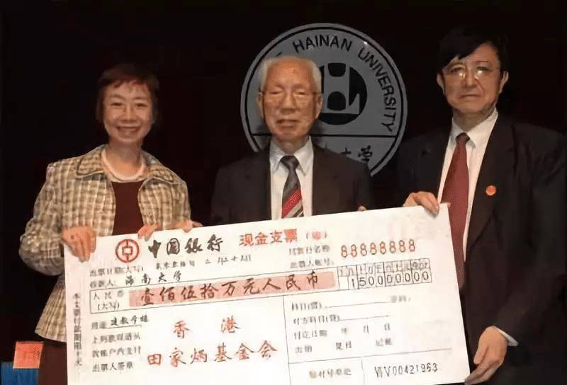 在大陆捐建数百所学校一生简朴不铺张龙8头号玩家他是香港商界传奇人物(图2)