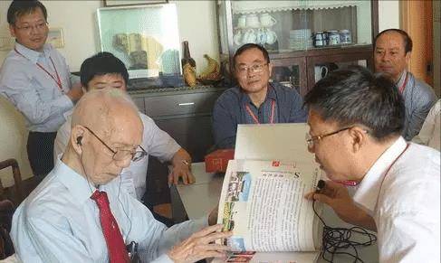 在大陆捐建数百所学校一生简朴不铺张龙8头号玩家他是香港商界传奇人物(图5)