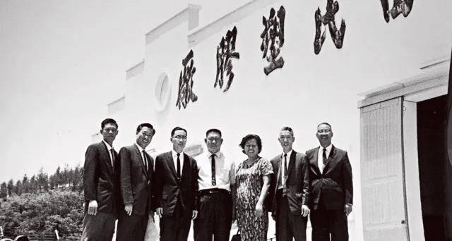 在大陆捐建数百所学校一生简朴不铺张龙8头号玩家他是香港商界传奇人物(图8)