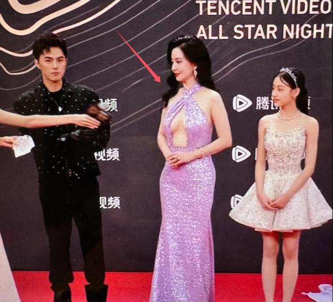 胸礼服唐嫣高定黑裙却被压轴的赵丽颖抢镜long8唯一中国网站澳门这天：张萌开