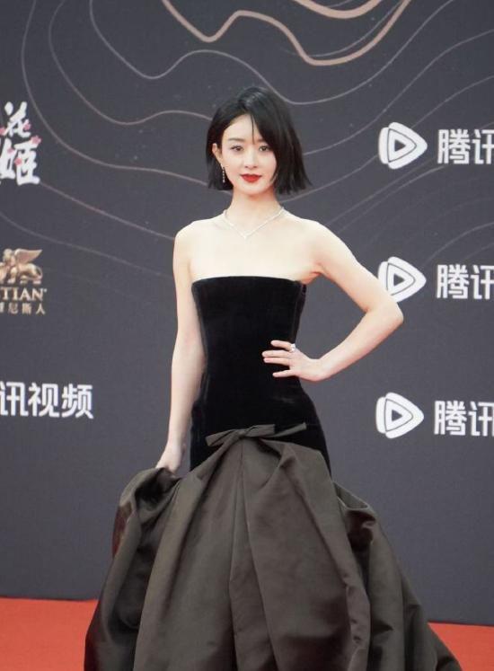 胸礼服唐嫣高定黑裙却被压轴的赵丽颖抢镜long8唯一中国网站澳门这天：张萌开(图5)