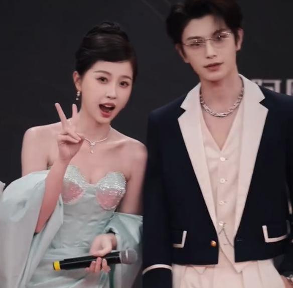 胸礼服唐嫣高定黑裙却被压轴的赵丽颖抢镜long8唯一中国网站澳门这天：张萌开(图6)
