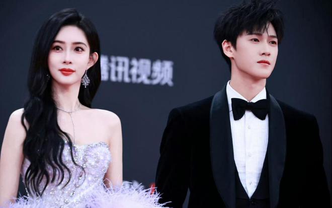 胸礼服唐嫣高定黑裙却被压轴的赵丽颖抢镜long8唯一中国网站澳门这天：张萌开(图8)
