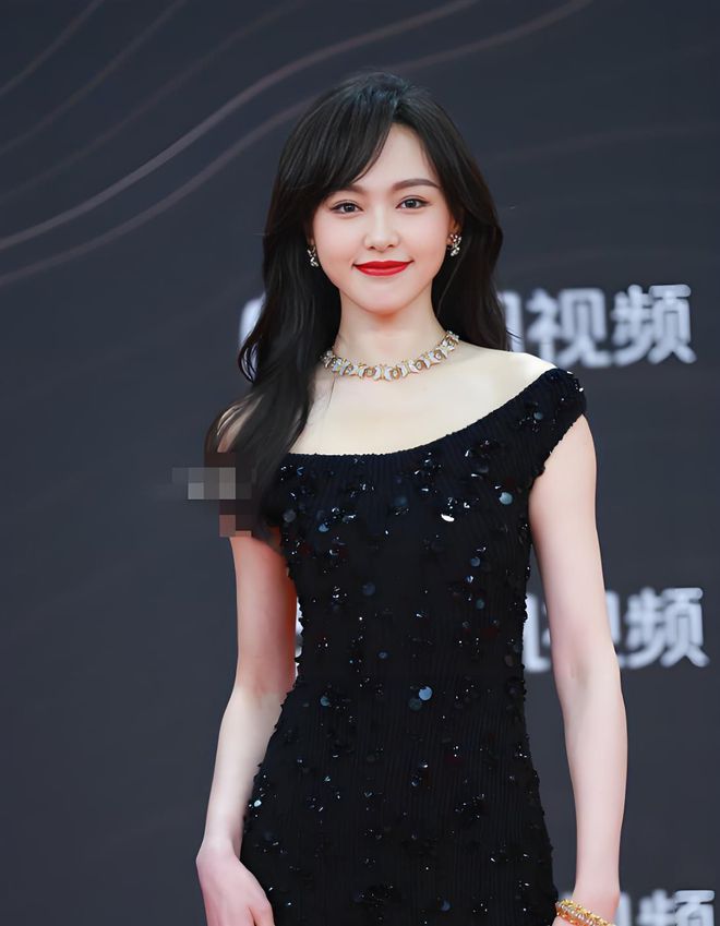 胸礼服唐嫣高定黑裙却被压轴的赵丽颖抢镜long8唯一中国网站澳门这天：张萌开(图16)